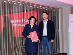 原影視家協(xié)會(huì)副主席、視界影視負(fù)責(zé)人劉獻(xiàn)革接受新任市影視家協(xié)會(huì)主席的聘書(shū)